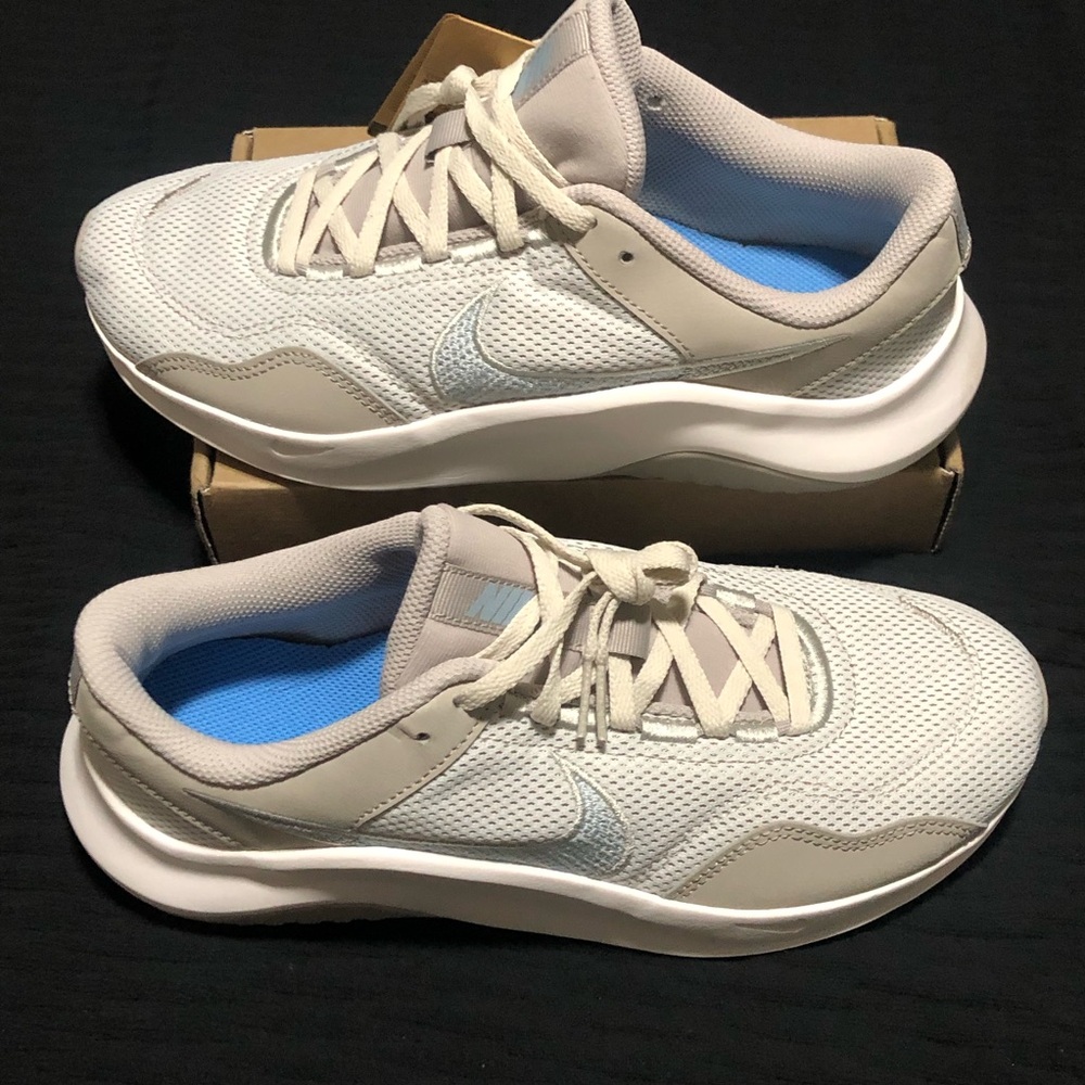 Nike Women's Legend Essential 3 NN Light Silver/Guava Ice, Size 9.5, DM1119-008